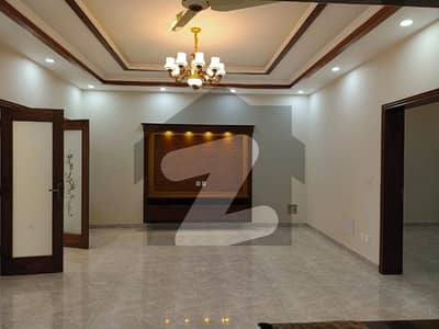 ٹاپ سٹی 1 - بلاک اے ٹاپ سٹی 1,اسلام آباد میں 6 کمروں کا 10 مرلہ مکان 4.1 کروڑ میں برائے فروخت۔