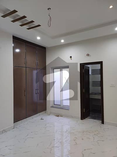 خیابانِ گارڈنز فیصل آباد میں 5 کمروں کا 6 مرلہ مکان 70.0 ہزار میں کرایہ پر دستیاب ہے۔