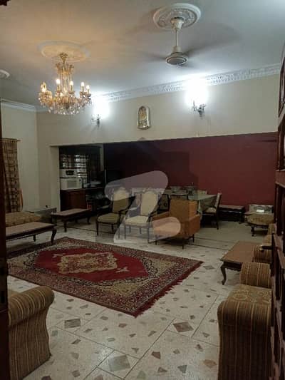 PECHS BLOCK 6 CLOSE TO MAIN SHAHRAH-E-FAISAL WELL MAINTAINED BANGLOW 10 ROOMS AND 5 CAR PARKING AND BEAUTIFUL GARDEN