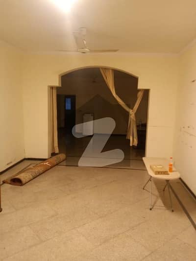 عالمگیر ولاز ماڈل ٹاؤن ۔ بلاک آر,ماڈل ٹاؤن,لاہور میں 1 کمرے کا 8 مرلہ زیریں پورشن 55.0 ہزار میں کرایہ پر دستیاب ہے۔