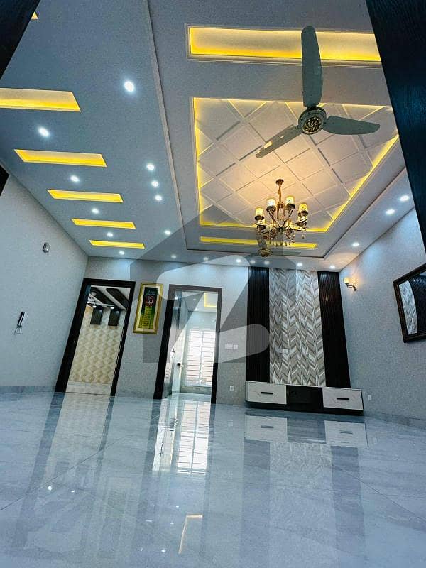 بحریہ آرچرڈ لاہور میں 5 کمروں کا 10 مرلہ مکان 3.6 کروڑ میں برائے فروخت۔