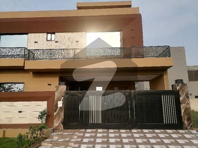 10 Marla House In Lahore Is Available For sale
