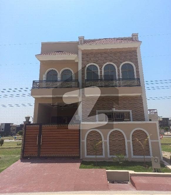 فیصل ٹاؤن - ایف ۔ 18 اسلام آباد میں 4 کمروں کا 5 مرلہ مکان 2.6 کروڑ میں برائے فروخت۔