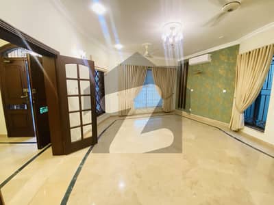 ایف ۔ 6 اسلام آباد میں 5 کمروں کا 1 کنال مکان 13.5 لاکھ میں کرایہ پر دستیاب ہے۔