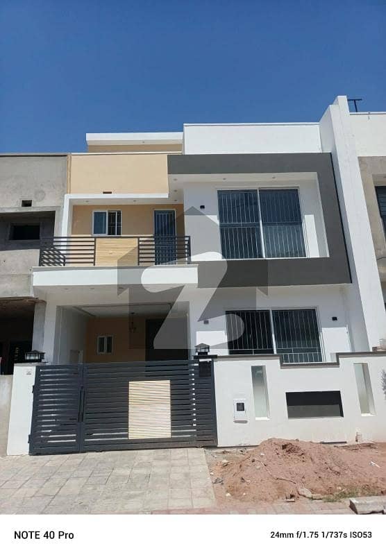 Prime Location 5marla 3bedroom brand New House For Sale In Bahria Enclave Islamabad Sector B1