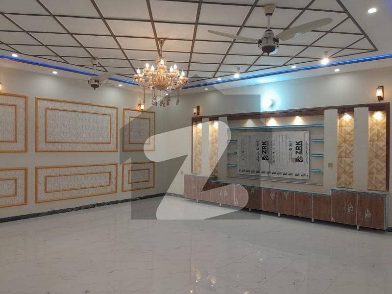 کینال گارڈن لاہور میں 10 کمروں کا 1 کنال مکان 5.6 کروڑ میں برائے فروخت۔