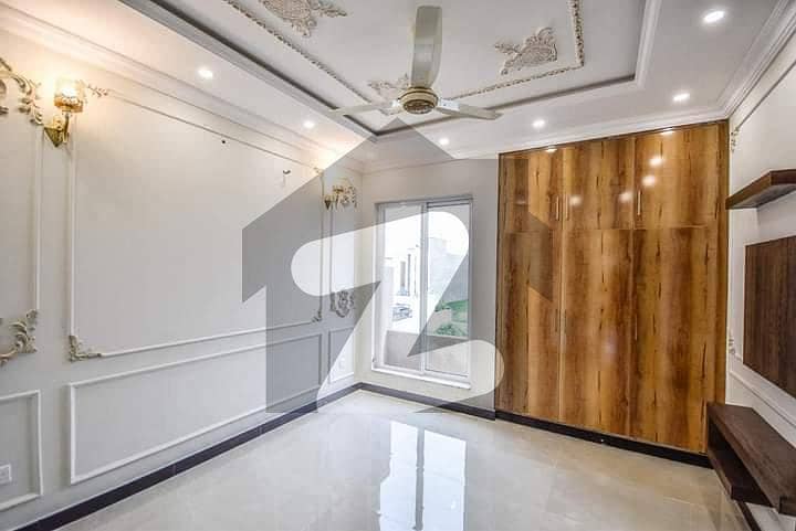 گلبرگ لاہور میں 6 کمروں کا 18 مرلہ مکان 3.75 لاکھ میں کرایہ پر دستیاب ہے۔