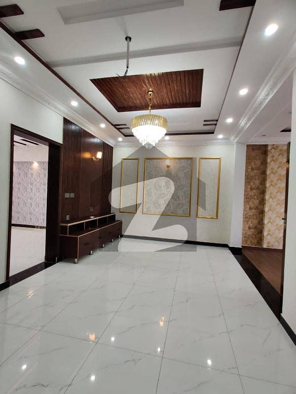لیک سٹی - سیکٹر M7 - بلاک اے لیک سٹی ۔ سیکٹرایم ۔ 7,لیک سٹی,رائیونڈ روڈ,لاہور میں 6 کمروں کا 7 مرلہ مکان 3.45 کروڑ میں برائے فروخت۔