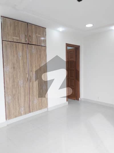 8 Marla Good Located Upper Portion is in Bahria Town Lahore on Rent with Gas
