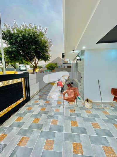 بحریہ ٹاؤن اسلام آباد میں 5 کمروں کا 10 مرلہ مکان 4.1 کروڑ میں برائے فروخت۔