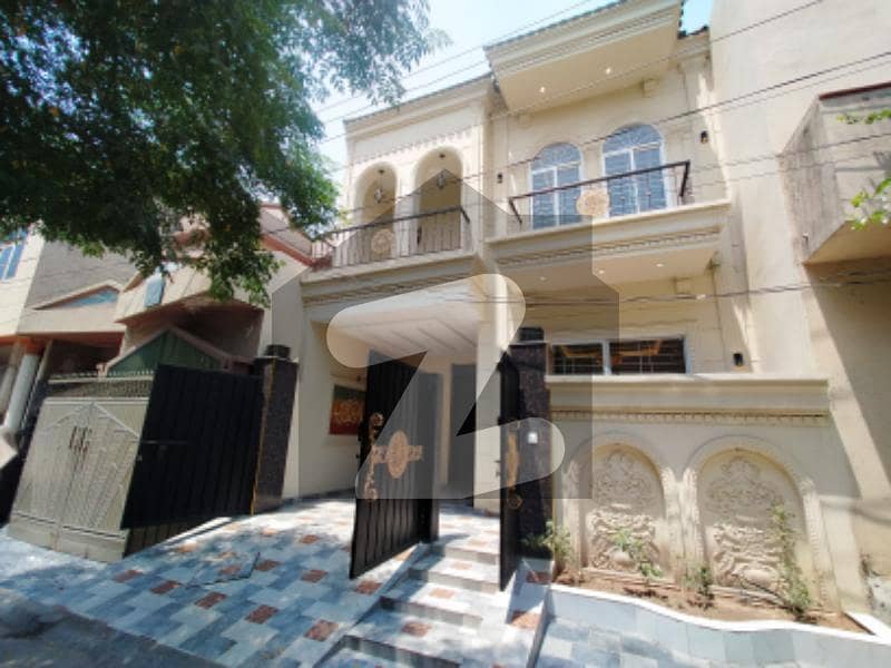 جوہر ٹاؤن فیز 1 جوہر ٹاؤن,لاہور میں 4 کمروں کا 5 مرلہ مکان 3.0 کروڑ میں برائے فروخت۔