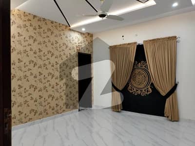 بحریہ ٹاؤن سیکٹر ای بحریہ ٹاؤن,لاہور میں 5 کمروں کا 10 مرلہ مکان 90.0 ہزار میں کرایہ پر دستیاب ہے۔