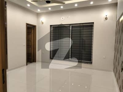 House In Bahria Town - Sector D Sized 10 Marla Is Available