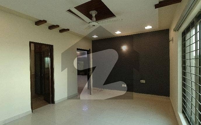 گلبرگ لاہور میں 3 کمروں کا 1 کنال بالائی پورشن 1.5 لاکھ میں کرایہ پر دستیاب ہے۔
