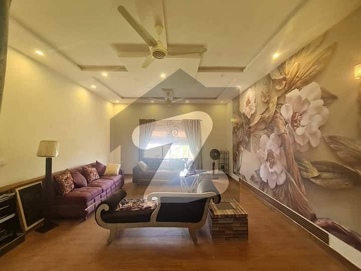 گلبرگ لاہور میں 10 کمروں کا 3 کنال مکان 12.5 لاکھ میں کرایہ پر دستیاب ہے۔