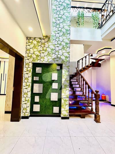 بحریہ ٹاؤن فیز 8 بحریہ ٹاؤن راولپنڈی,راولپنڈی میں 5 کمروں کا 10 مرلہ مکان 3.5 کروڑ میں برائے فروخت۔