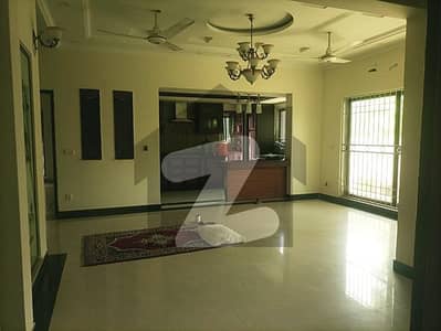 ڈی ایچ اے فیز 4 ڈیفنس (ڈی ایچ اے),لاہور میں 4 کمروں کا 10 مرلہ مکان 4.2 کروڑ میں برائے فروخت۔