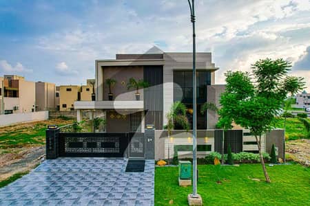 10 MARLA HOUSE WITH MODREN FLAIR AND A LARGE PARK VIEW NEAR TO PARK AND MOSQUE