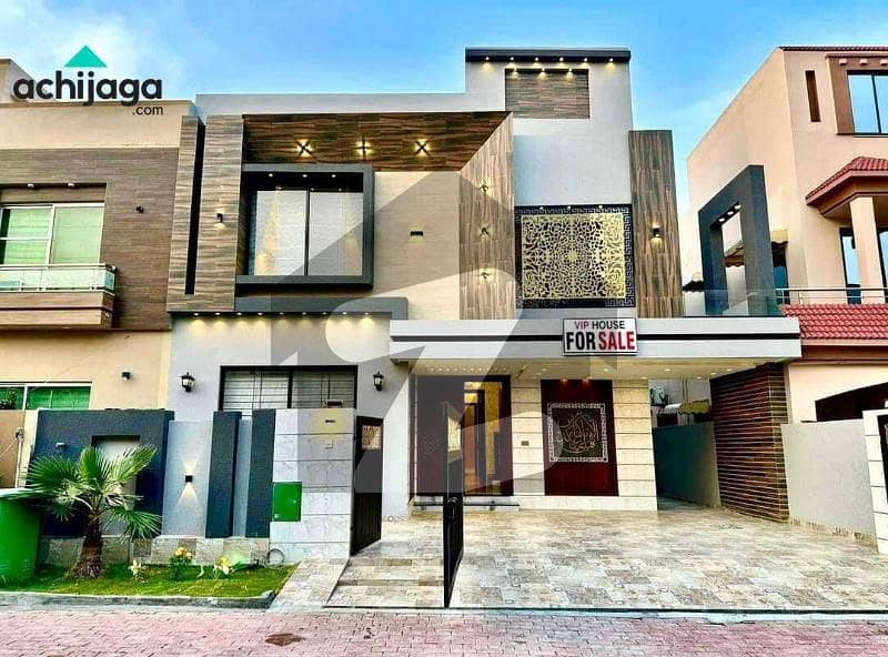 بحریہ ٹاؤن لاہور میں 5 کمروں کا 10 مرلہ مکان 5.0 کروڑ میں برائے فروخت۔