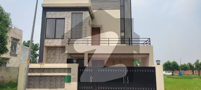 8 Marla Used House
Phase 3 Bahria Orchad Near To Gate 
Near To Mosque 
3 Bed With 3 washrooms