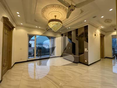 بحریہ ٹاؤن لاہور میں 3 کمروں کا 10 مرلہ مکان 3.6 کروڑ میں برائے فروخت۔
