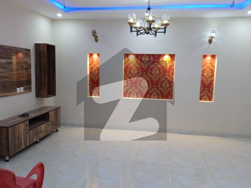 یو ای ٹی ہاؤسنگ سوسائٹی لاہور میں 5 کمروں کا 10 مرلہ مکان 3.1 کروڑ میں برائے فروخت۔