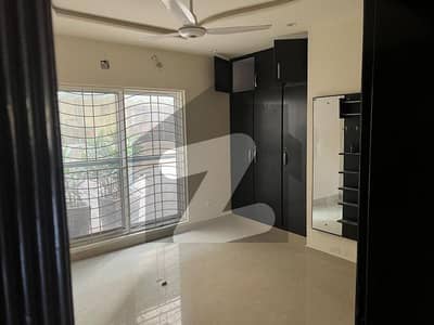بحریہ ٹاؤن سیکٹر سی بحریہ ٹاؤن,لاہور میں 5 کمروں کا 10 مرلہ مکان 3.25 کروڑ میں برائے فروخت۔