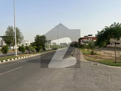 1 Kanal Plot For sale Lower Price M2 in Lake City Lahore.