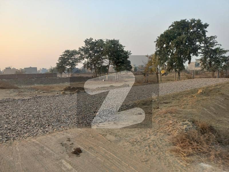 ڈی ایچ اے فیز 8 - بلاک ایس فیز 8,ڈیفنس (ڈی ایچ اے),لاہور میں 1 کنال رہائشی پلاٹ 3.35 کروڑ میں برائے فروخت۔