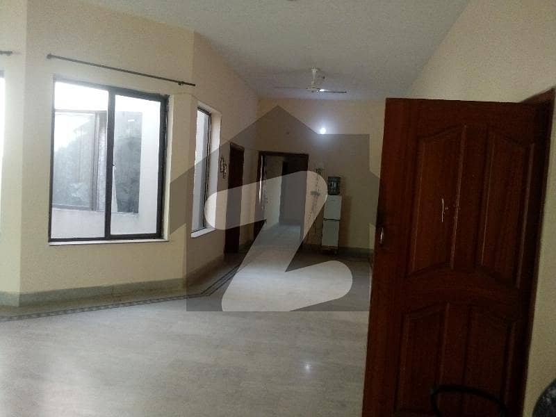 نشیمنِ اقبال لاہور میں 4 کمروں کا 1 کنال بالائی پورشن 1.0 لاکھ میں کرایہ پر دستیاب ہے۔