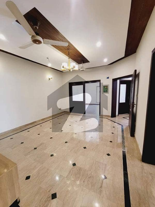 15 MARLA HOUSE IS AVAILABLE FOR RENT IN MAIN BOULEVARD GULBERG