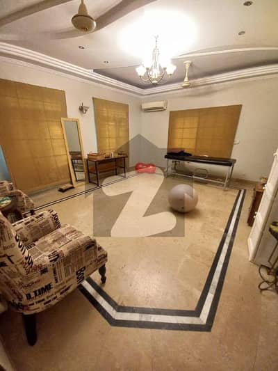 ڈی ایچ اے فیز 6 ڈی ایچ اے ڈیفینس,کراچی میں 6 کمروں کا 1 کنال مکان 9.5 کروڑ میں برائے فروخت۔