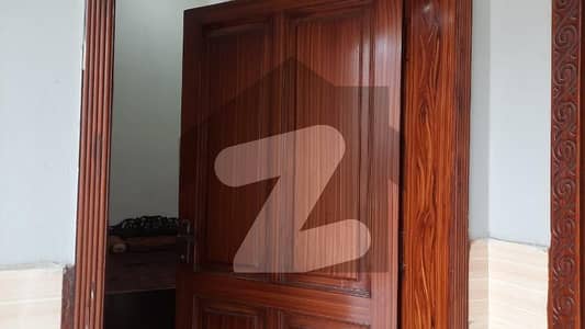 عمیر ٹاؤن فیصل آباد میں 5 کمروں کا 6 مرلہ مکان 1.8 کروڑ میں برائے فروخت۔