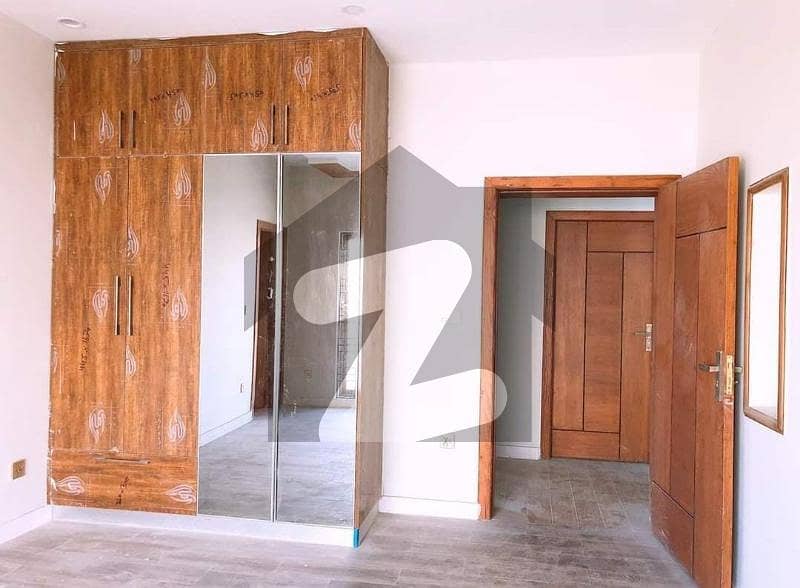 03 BED LUXURY APPARTMENT AVAILBLE FOR RENT AT GULBERG GREEEN ISLAMABAD
