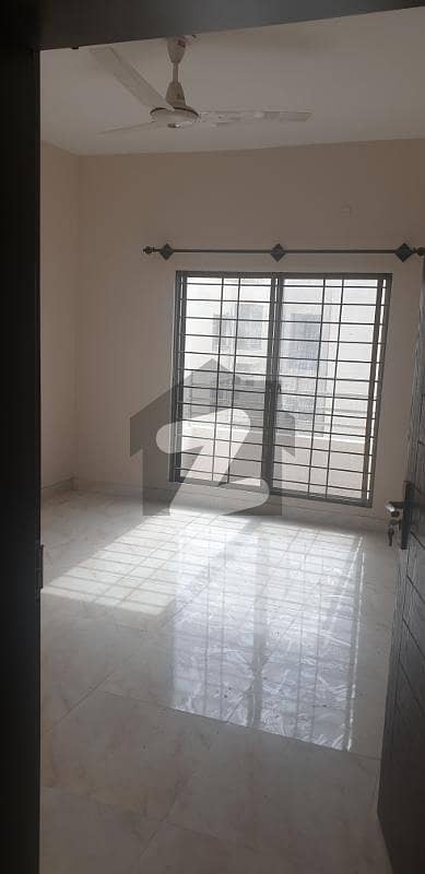 عسکری 5 - سیکٹر ایف عسکری 5,ملیر کنٹونمنٹ,کینٹ,کراچی میں 3 کمروں کا 11 مرلہ فلیٹ 4.1 کروڑ میں برائے فروخت۔