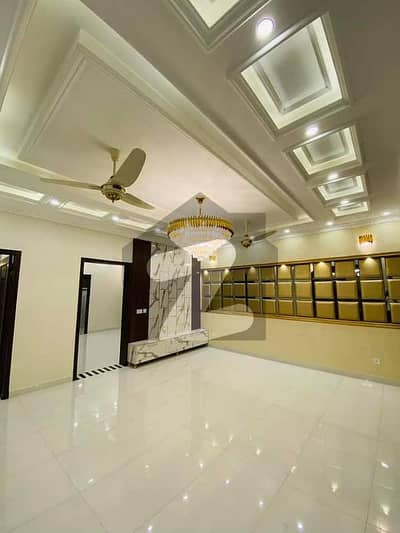 بحریہ ٹاؤن گلبہار بلاک بحریہ ٹاؤن سیکٹر سی,بحریہ ٹاؤن,لاہور میں 5 کمروں کا 10 مرلہ مکان 1.0 لاکھ میں کرایہ پر دستیاب ہے۔