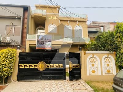 نواب ٹاؤن - بلاک ای نواب ٹاؤن,لاہور میں 5 کمروں کا 10 مرلہ مکان 3.3 کروڑ میں برائے فروخت۔