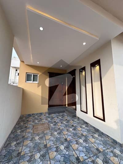 5 Marla Beautiful Brand New House Available For Sale Near To Park,Mosque & Commercial Area!!