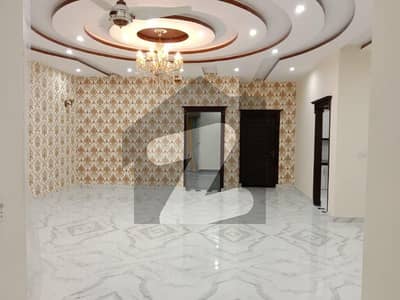 جوہر ٹاؤن فیز 1 جوہر ٹاؤن,لاہور میں 6 کمروں کا 12 مرلہ مکان 6.5 کروڑ میں برائے فروخت۔