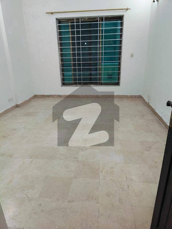 ایف ۔ 11 مرکز ایف ۔ 11,اسلام آباد میں 2 کمروں کا 8 مرلہ فلیٹ 80.0 ہزار میں کرایہ پر دستیاب ہے۔