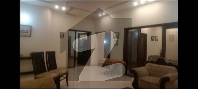 کینال روڈ فیصل آباد میں 5 کمروں کا 10 مرلہ مکان 5.0 کروڑ میں برائے فروخت۔