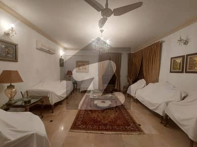 ایف ۔ 11 مرکز ایف ۔ 11,اسلام آباد میں 4 کمروں کا 11 مرلہ فلیٹ 1.35 لاکھ میں کرایہ پر دستیاب ہے۔