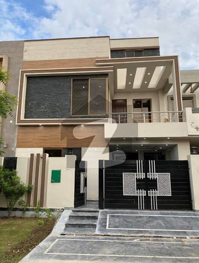 5 Marla Beautiful TWO SIDE OPEN FRONT AND BACK PARK HOUSE IS AVAILABLE FOR SALE