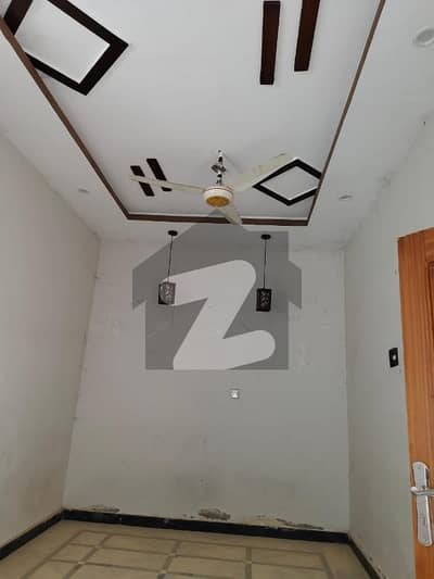 ورسک روڈ پشاور میں 4 کمروں کا 3 مرلہ مکان 30.0 ہزار میں کرایہ پر دستیاب ہے۔