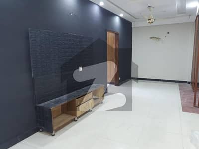 2 BEDROOMS LIKE NEW NON FURNISH IDEAL LOCATION EXCELLENT FLAT FOR RENT IN BAHRIA TOWN LAHORE