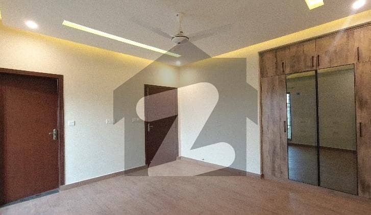 عسکری 11 - سیکٹر ڈی عسکری 11,عسکری,لاہور میں 3 کمروں کا 10 مرلہ فلیٹ 1.02 لاکھ میں کرایہ پر دستیاب ہے۔