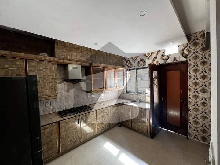 لیک سٹی رائیونڈ روڈ,لاہور میں 5 کمروں کا 10 مرلہ مکان 1.3 لاکھ میں کرایہ پر دستیاب ہے۔