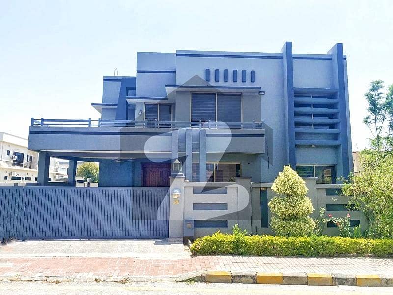 1 Kanal Corner Bungalow Up For Sale