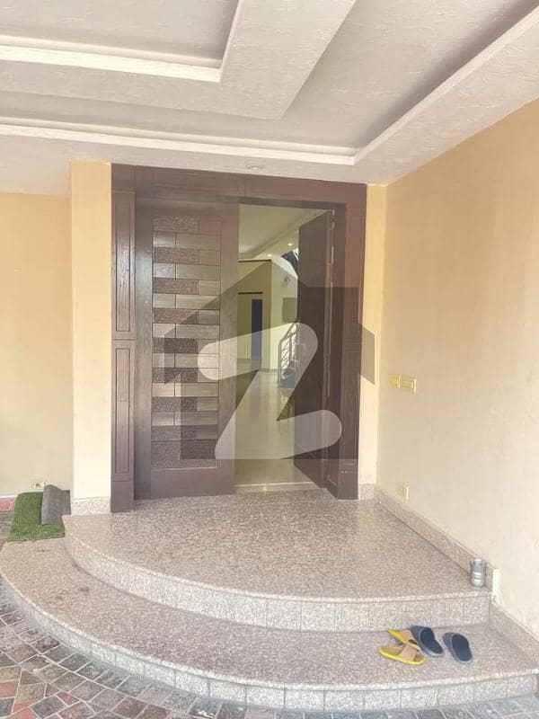 17 MARLA HOUSE IS AVAILABLE FOR RENT IN GULBERG 3