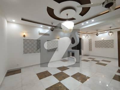 ڈی ایچ اے فیز 2 ڈیفنس (ڈی ایچ اے),لاہور میں 5 کمروں کا 1 کنال مکان 2.0 لاکھ میں کرایہ پر دستیاب ہے۔